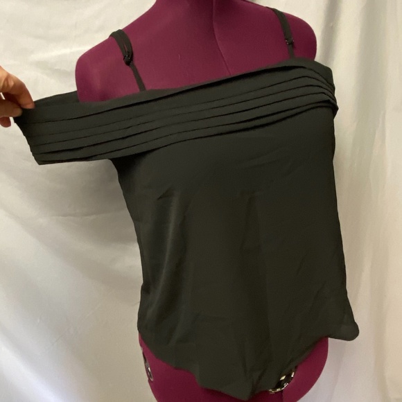 Milk & Honey cold shoulder blouse - Picture 1 of 6